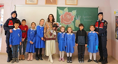 BAYBURT'TA JANDARMA VE ÖĞRENCİLERDEN ÖĞRETMENE SÜRPRİZ