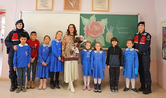 BAYBURT'TA JANDARMA VE ÖĞRENCİLERDEN ÖĞRETMENE SÜRPRİZ