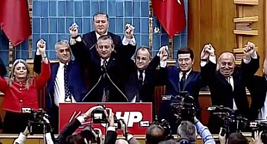 BIYIK RESMEN CHP'DE... ROZETİ ÖZGÜR ÖZEL TAKTI...