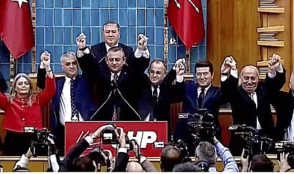 BIYIK RESMEN CHP'DE... ROZETİ ÖZGÜR ÖZEL TAKTI...