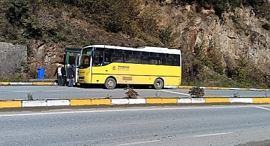 ÇAYKARA YOLUNDA OTOBÜSÜN LASTİĞİ PATLADI... FACİADAN  DÖNÜLDÜ...