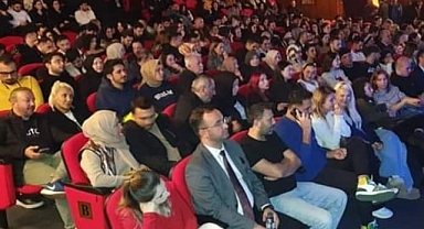 EMEKLİLER TİYATRODA BULUŞTU