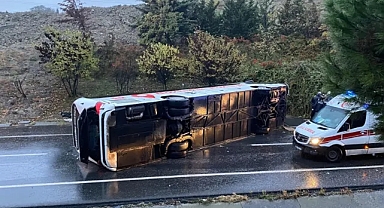 ESENLER'DE YOLCU OTOBÜSÜ DEVRİLDİ: 2 ÖLÜ, 15 YARALI