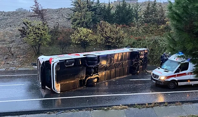 ESENLER'DE YOLCU OTOBÜSÜ DEVRİLDİ: 2 ÖLÜ, 15 YARALI
