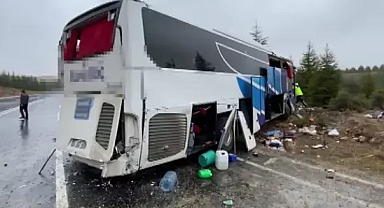 ESKİŞEHİRDE YOLCU OTOBĞSÜ DEVRİLDİ... ÖLÜ VE YARALILAR VAR...