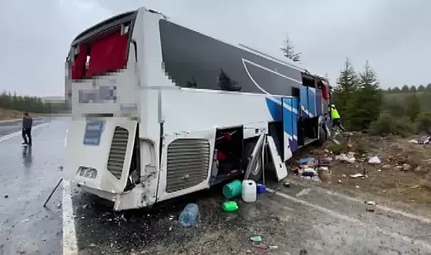ESKİŞEHİRDE YOLCU OTOBĞSÜ DEVRİLDİ... ÖLÜ VE YARALILAR VAR...