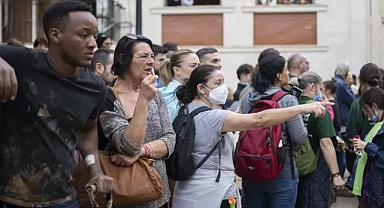 İSPANYA KRALINA ÇAMUR FIRLATTILAR!