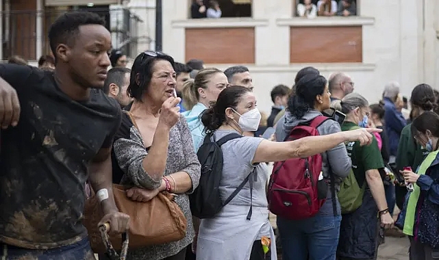 İSPANYA KRALINA ÇAMUR FIRLATTILAR!