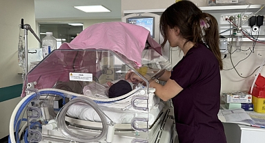 KUVÖZDEKİ BEBEKLERE ANNE ŞEFKATİYLE YAKLAŞIYORLAR