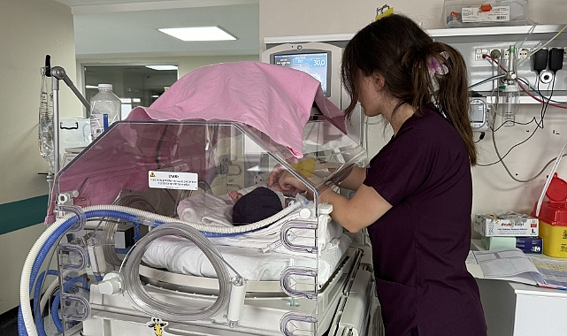 KUVÖZDEKİ BEBEKLERE ANNE ŞEFKATİYLE YAKLAŞIYORLAR