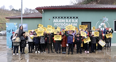 MİNİK ÖĞRENCİLERDEN BARINAKTAKİ KÖPEKLERE ŞEFKAT ELİ