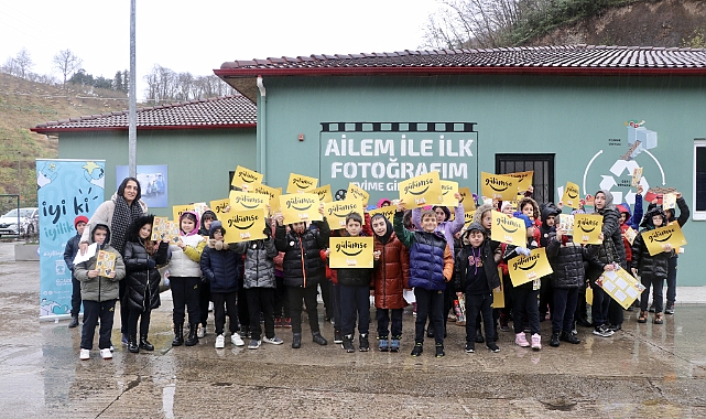 MİNİK ÖĞRENCİLERDEN BARINAKTAKİ KÖPEKLERE ŞEFKAT ELİ