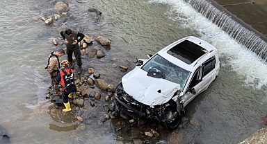 ÖĞRENCİ SERVİSİ İLE OTOMOBİL ÇARPIŞTI... ÇOK SAYIDA YARALI VAR...