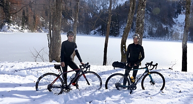 ÖĞRETMEN ÇİFT UZUNGÖL'Ü BİSİKLETLE GEZDİ