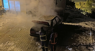 PARK HALİNDEKİ OTOMOBİL CAYIR CAYIR YANDI