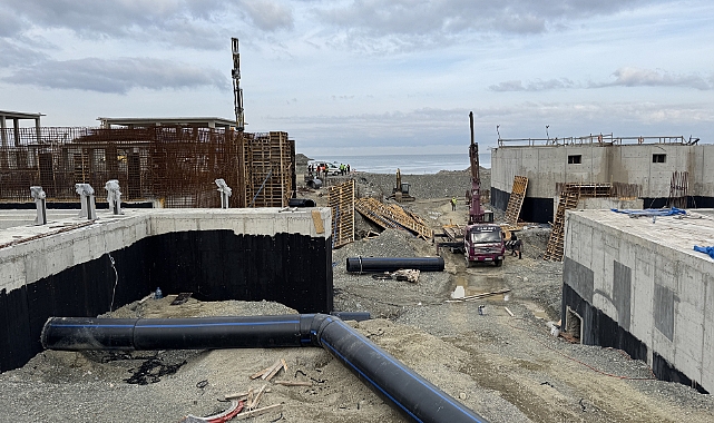 RİZE'DE İNŞAATTA KALIP BOŞLUĞUNA DÜŞÜRÜLEN İŞÇİ KURTARILDI