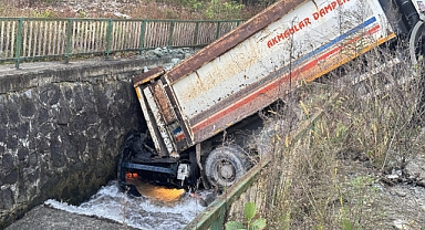 RİZE'DE KAMYON DEREYE DEVRİLDİ... FACİADAN DÖNÜLDÜ...