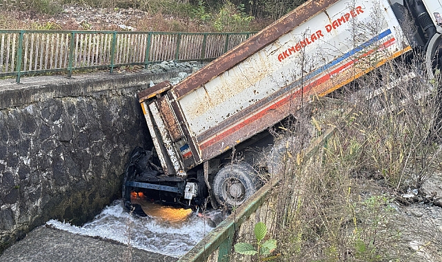 RİZE'DE KAMYON DEREYE DEVRİLDİ... FACİADAN DÖNÜLDÜ...