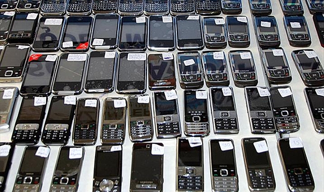 TRABZON'DA GÜMRÜK KAÇAĞI 23 CEP TELEFONU ELE GEÇİRİLDİ