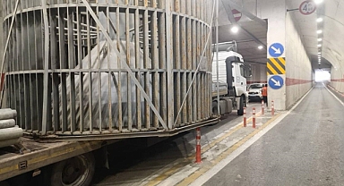 TÜNELE SIKIŞAN TIR TRAFİĞİ AKSATTI!