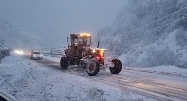 UZUNGÖL'Ü KAR VURDU... ARAÇLAR YOLDA KALDI...