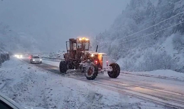 UZUNGÖL'Ü KAR VURDU... ARAÇLAR YOLDA KALDI...