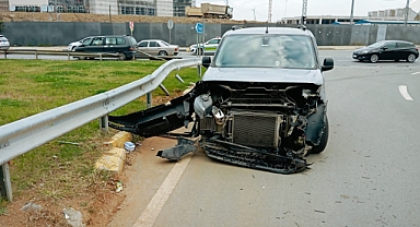 AKYAZI'DA FECİ KAZA: BABA-OĞUL YARALANDI