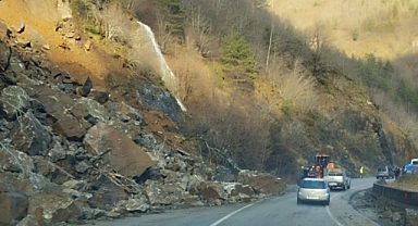 ARTVİN-HOPA'DA KARAYOLUNDA KONTROLLÜ ULAŞIM