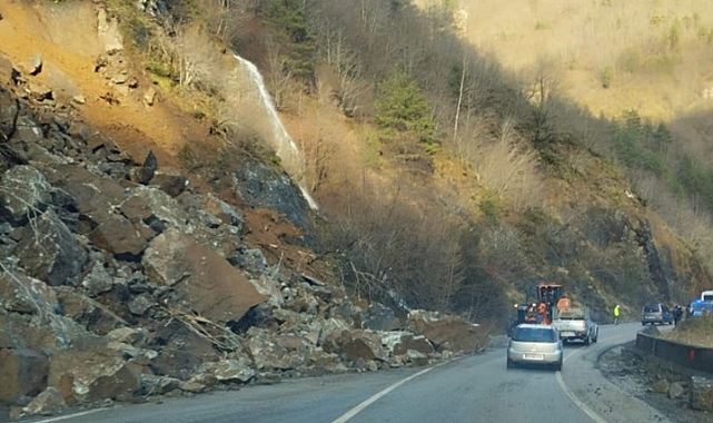 ARTVİN-HOPA'DA KARAYOLUNDA KONTROLLÜ ULAŞIM