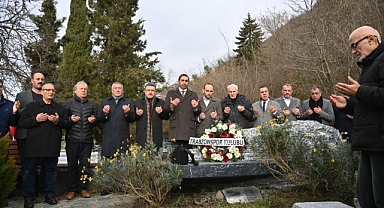 EFSANE KABRİ BAŞINDA DUALARLA ANILDI
