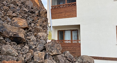 KAYA PARÇALARI 3 KATLI BİNANIN ÜZERİNE DÜŞTÜ... FACİAYA RAMAK KALA...