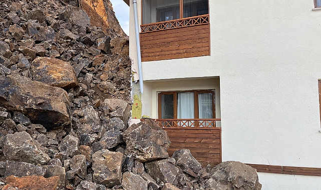 KAYA PARÇALARI 3 KATLI BİNANIN ÜZERİNE DÜŞTÜ... FACİAYA RAMAK KALA...