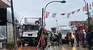 KORKUTAN KAZA... KAMYON İLE TIR ÇARPIŞTI: 3 YARALI