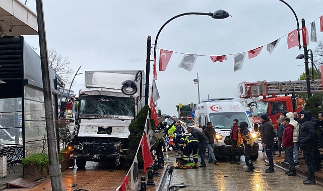 KORKUTAN KAZA... KAMYON İLE TIR ÇARPIŞTI: 3 YARALI