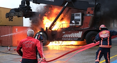 LİMANDA KORKU DOLU ANLAR... İŞ MAKİNESİ ALEV ALDI