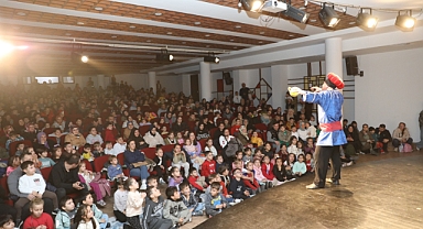 MİNİKLER ÇİZMELİ KEDİ İLE ŞENLENDİ