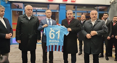 MUMCU'DAN DESTİCİ'YE FORMA HEDİYESİ