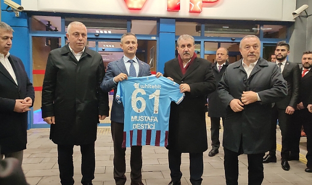 MUMCU'DAN DESTİCİ'YE FORMA HEDİYESİ