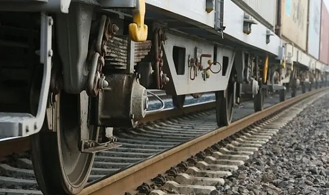 RUSYA'DA YÜK TRENİNE ÇARPAN YOLCU TRENİ RAYDAN ÇIKTI... 326 YOLCU VAR...