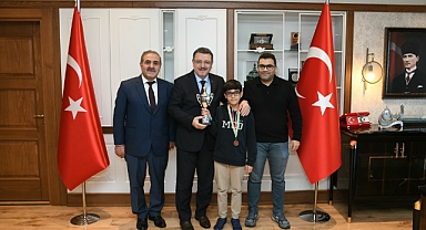 SATRANÇ DAHİSİNDEN BAŞKAN GENÇ'E ZİYARET