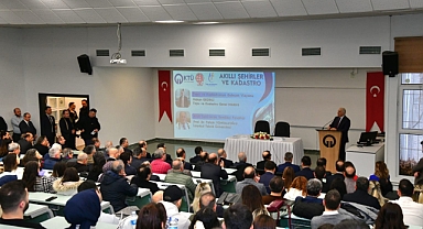 TRABZON'DA 'AKILLI ŞEHİRLER VE KADASTRO' PANELİ DÜZENLENDİ