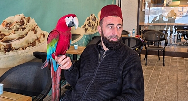 TRABZONSPORLU PAPAĞAN 'PAŞA' HERKESİN İLGİ ODAĞI
