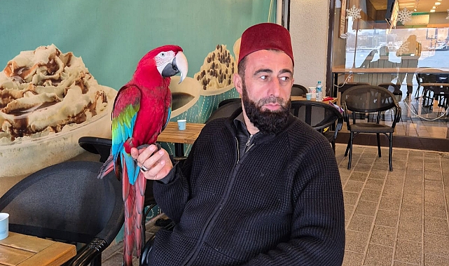 TRABZONSPORLU PAPAĞAN 'PAŞA' HERKESİN İLGİ ODAĞI
