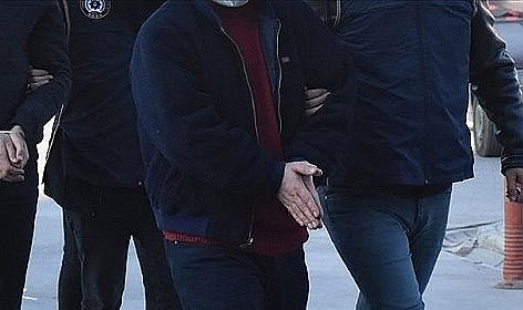 YAŞLI KADINI ÖNCE BAĞLADILAR SONRA ALTINLARINI ÇALDILAR!
