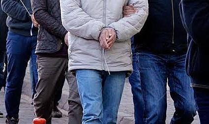 YAŞLI KADININ ALTINLARINI ÇALAH ZANLILAR TUTUKLANDI