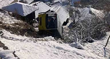 ARAKLI'DA YOLCU OTOBÜSÜ DEVRİLDİ!