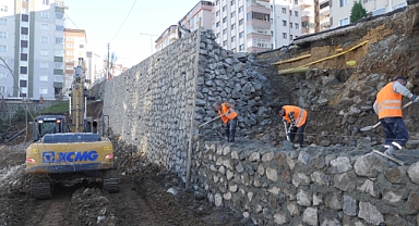 BÜYÜKŞEHİR'DEN ÇÖKEN İSTİNAT DUVARINA MÜDAHALE