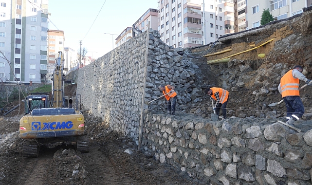 BÜYÜKŞEHİR'DEN ÇÖKEN İSTİNAT DUVARINA MÜDAHALE