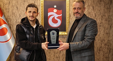 ENİS BARDHİ'YE TEŞEKKÜR PLAKETİ