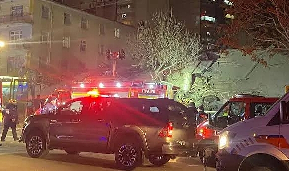 KONYA'DA 4 KATLI BİNA ÇÖKTÜ